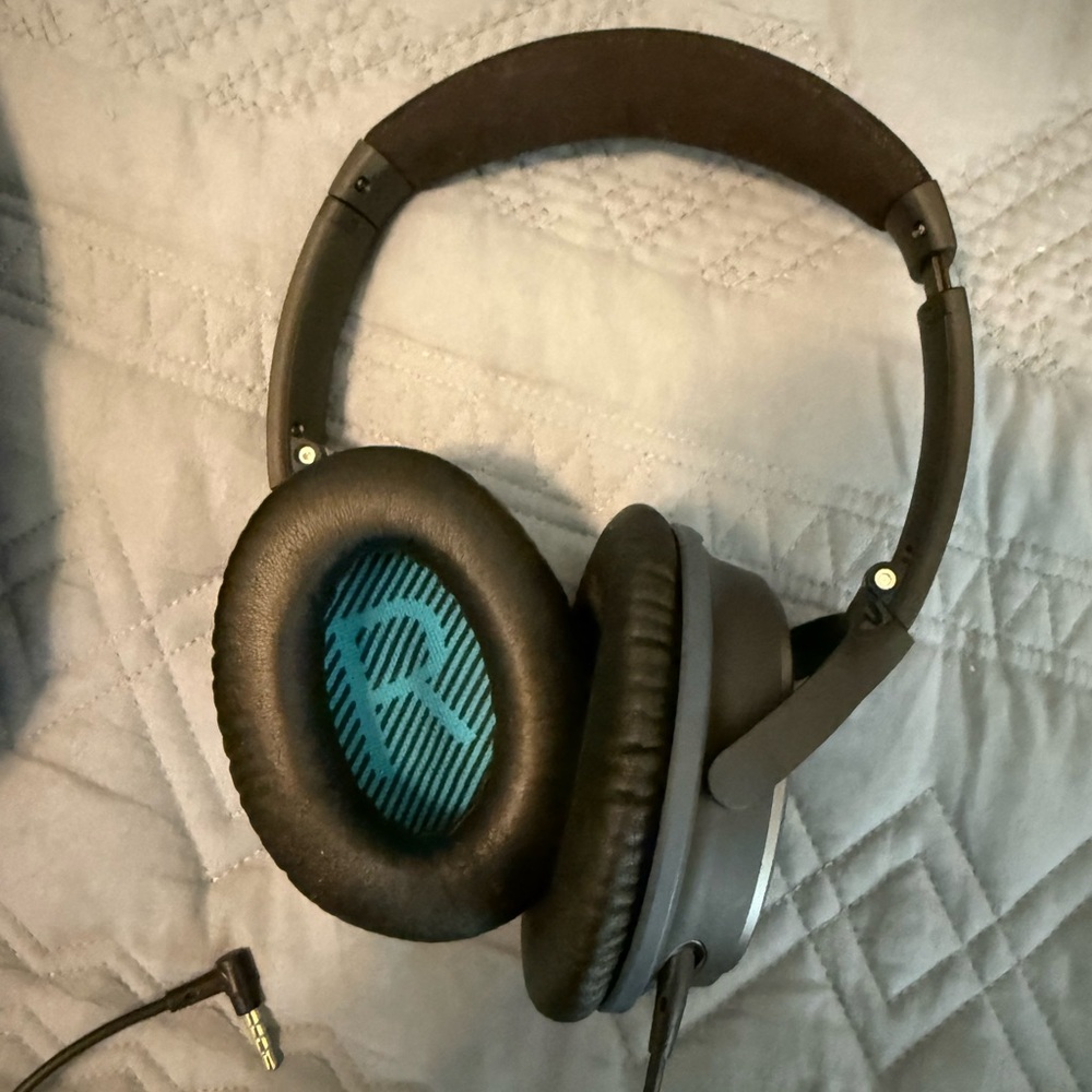 Bose Silver Noise-Cancelling Headphones with Black Case - Picture 7 of 9